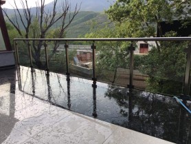 Поручні ДЛЯ БАЛКОНУ З АЛЮМІНІЮ З КРУГЛИМ ПРОФІЛЕМ КОЛІР ШАМПАНЬ ІЗ СКЛОМ