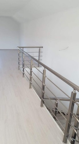 Поручні АЛЮМІНІЄВІ НА СХОДИ КРУГЛИЙ ПРОФІЛЬ КОЛІР СРІБЛО З ПРУТИКАМИ