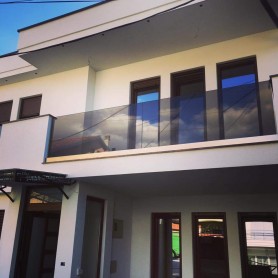 Цілісноскляне огородження на притискному профілі. Скло гартоване графіт 10мм. Без поручня.