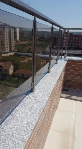 Поручні ДЛЯ БАЛКОНУ З АЛЮМІНІЮ З КВАДРАТНИМ ПРОФІЛЕМ КОЛІР ШАМПАНЬ ІЗ СКЛОМ