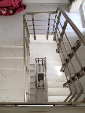 Поручні АЛЮМІНІЄВІ НА СХОДІ КРУГЛИЙ ПРОФІЛЬ КОЛІР ШАМПАНЬ З ПРУТИКАМИ