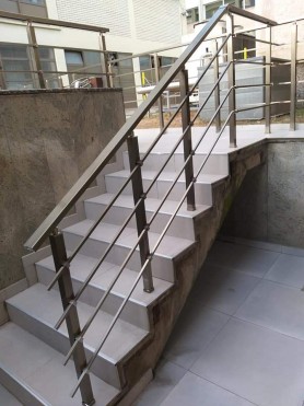 Поручні АЛЮМІНІЄВІ НА ГАНОК КВАДРАТНИЙ ПРОФІЛЬ КОЛІР ШАМПАНЬ З ПРУТИКАМИ