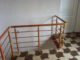 Поручні АЛЮМІНІЄВІ НА СХОДІ КРУГЛИЙ ПРОФІЛЬ КОЛІР ''ПІД ДЕРЕВО'' З ПРУТИКАМИ