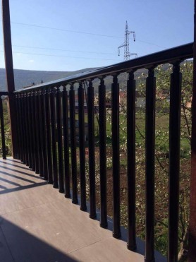 Поручні ДЛЯ БАЛКОНУ З АЛЮМІНІЮ З КРУГЛИМ ПРОФІЛЕМ ЕКСКЛЮЗИВНА КОЛІР З ВЕРТИКАЛЬНИМИ ПРУТИКАМИ