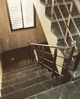 Поручні ДЛЯ СХОДИ З АЛЮМІНІЮ З КВАДРАТНИМ ПРОФІЛЕМ КОЛІР ШАМПАНЬ З ПРУТИКАМИ