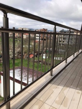 Поручні ДЛЯ БАЛКОНУ З АЛЮМІНІЮ З КРУГЛИМ ПРОФІЛЕМ у КВІТІ ШАМПАНЬ З ВЕРТИКАЛЬНИМИ ПРУТИКАМИ