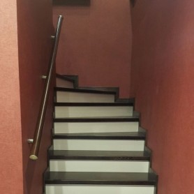 ПРИСТЕННИЙ ПОРУЧЕНЬ З ДЕРЕВА НА АЛЮМІНІЄВИХ КРОНШТЕЙНАХ