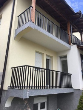 Поручні ДЛЯ БАЛКОНУ З АЛЮМІНІЮ З КРУГЛИМ ПРОФІЛЕМ ЕКСКЛЮЗИВНА КОЛІР З ВЕРТИКАЛЬНИМИ ПРУТИКАМИ