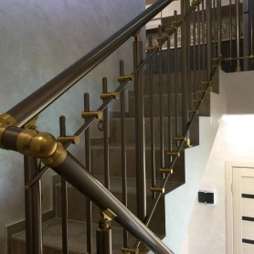 Поручні АЛЮМІНІЄВІ НА СХОДИ КРУГЛИЙ ПРОФІЛЬ КОЛІР ШАМПАНЬ З ВЕРТИКАЛЬНИМИ ПРУТИКАМИ