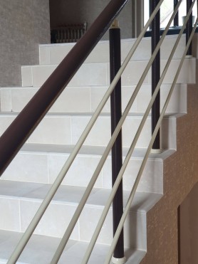 Перила алюминиевые на лестницу круглый профиль индивидуальная покраска с прутиками