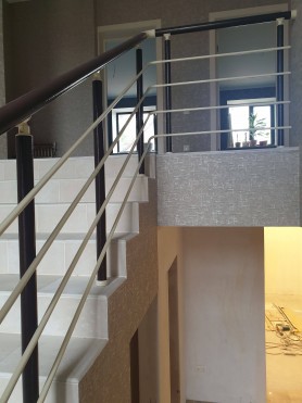 Перила алюминиевые на лестницу круглый профиль индивидуальная покраска с прутиками