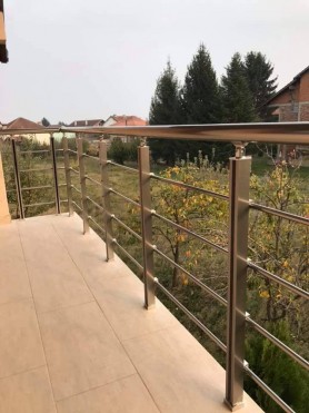 Поруччя для балкона з алюмінію з круглим профілем колір шамапань із прутиками