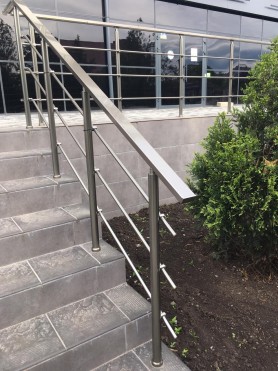 Поруччя на сходи з алюмінію з квадратним профілем колір шампань із прутиками