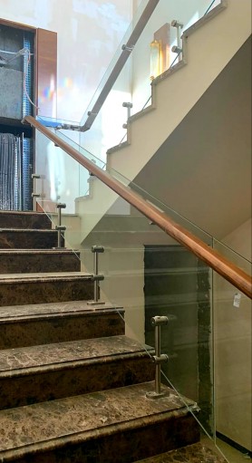 ЦЕЛЬНОСТЕКЛЯННОЕ ОГРАЖДЕНИЕ. СТЕКЛО КАЛЕНОЕ С  ПОРУЧНЕМ В ЦВЕТЕ ''ПОД ДЕРЕВО''