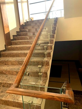 ЦЕЛЬНОСТЕКЛЯННОЕ ОГРАЖДЕНИЕ. СТЕКЛО КАЛЕНОЕ С  ПОРУЧНЕМ В ЦВЕТЕ ''ПОД ДЕРЕВО''