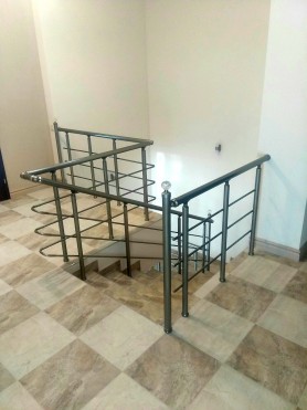 ПЕРИЛА АЛЮМІНІЄВІ НА БАЛКОН КРУГЛИЙ ПРОФІЛЬ КОЛІР ШАМПАНЬ З ПРУТИКАМИ