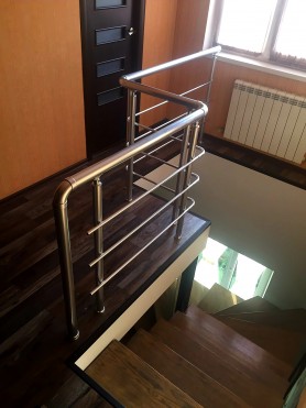 ПЕРИЛА ДЛЯ СХОДІВ АЛЮМІНІЄВІ З КРУГЛИМ ПРОФІЛЕМ КОЛІР СРІБЛО З ПРУТИКАМИ