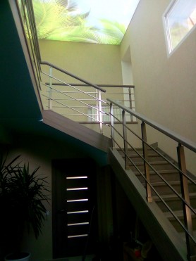 ПЕРИЛА ДЛЯ СХОДІВ З АЛЮМІНІЮ З КВАДРАТНИМ ПРОФІЛЕМ КОЛІР ШАМПАНЬ З ПРУТИКАМИ