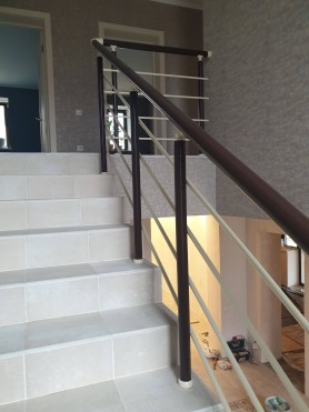 ПЕРИЛА НА СХОДИ З АЛЮМІНІЮ З КРУГЛИМ ПРОФІЛЕМ ЕКСКЛЮЗИВНА КОЛІР З ПРУТИКАМИ