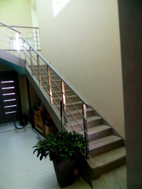 ПЕРИЛА НА СХОДИ З АЛЮМІНІЮ З КВАДРАТНИМ ПРОФІЛЕМ КОЛІР ШАМПАНЬ З ПРУТИКАМИ