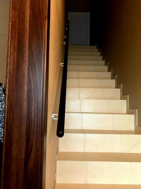 ПОРУЧЕНЬ НА СТІНУ З ДЕРЕВА НА АЛЮМІНІЄВИХ КРОНШТЕЙНАХ