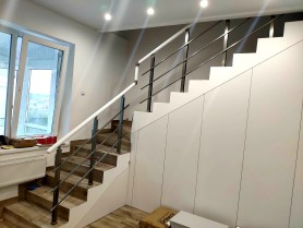 ПЕРИЛА НА СХОДИ З АЛЮМІНІЮ З КВАДРАТНИМИ СТІЙКАМИ В КОЛЬОРІ ШАМПАНЬ І ДЕРЕВ'ЯНИМ ПОРУЧНЕМ