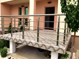 Алюмінієві перила на балкон круглий профіль квадратні стійки колір шампань із прутиками