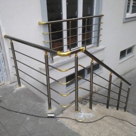 Алюмінієві перила на ганок круглий профіль колір бронза з прутиками