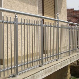 Поруччя для балкона з алюмінію з круглим профілем колір срібло з вертикальними прутиками