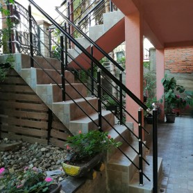 ПЕРИЛА НА СХОДИ З АЛЮМІНІЮ З КРУГЛИМ ПРОФІЛЕМ ЕКСКЛЮЗИВНОГО КОЛЬОРУ З ПРУТИКАМИ