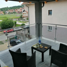 Поруччя для балкона з алюмінію з круглим профілем колір срібло зі склом