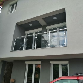 Поруччя для балкона з алюмінію з круглим профілем колір срібло зі склом