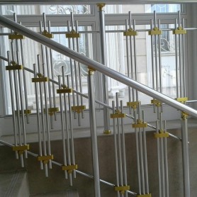 ПЕРИЛА НА СХОДИ З АЛЮМІНІЮ З КРУГЛИМ ПРОФІЛЕМ КОЛІР СРІБЛО З ВЕРТИКАЛЬНИМИ ПРУТИКАМИ