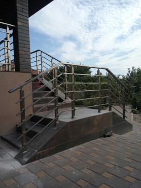 Алюмінієві перила на ганок квадратний профіль колір шампань з прутиками