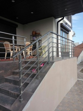 Алюмінієві перила на ганок квадратний профіль колір шампань з прутиками