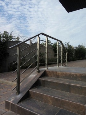 Алюмінієві перила на ганок квадратний профіль колір шампань з прутиками