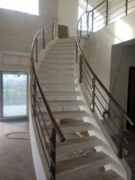 ПЕРИЛА НА СХОДИ З АЛЮМІНІЮ З КРУГЛИМ ПРОФІЛЕМ КОЛІР ШАМПАНЬ З ПРУТИКАМИ