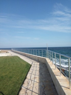 Поруччя для балконів та терас з алюмінію з круглим профілем колір срібло з прутиками