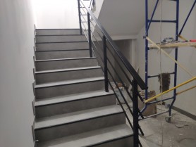 ПЕРИЛА НА СХОДИ З АЛЮМІНІЮ З КВАДРАТНИМ ПРОФІЛЕМ ЕКСКЛЮЗИВНИЙ КОЛІР З ПРУТИКАМИ