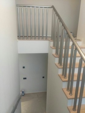 ПЕРИЛА НА СХОДИ З АЛЮМІНІЮ З КРУГЛИМ ПРОФІЛЕМ КОЛІР ШАМПАНЬ З ВЕРТИКАЛЬНИМИ ПРУТИКАМИ