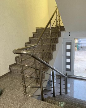 ПЕРИЛА НА СХОДИ З АЛЮМІНІЮ З КРУГЛИМ ПРОФІЛЕМ КОЛІР ШАМПАНЬ З ПРУТИКАМИ