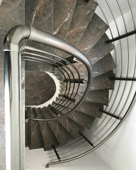 ПЕРИЛА ДЛЯ СХОДІВ З АЛЮМІНІЮ З КРУГЛИМ ПРОФІЛЕМ І КВАДРАТНОЮ СТІЙКОЮ КОЛІР ШАМПАНЬ З ПРУТИКАМИ