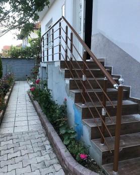 Алюмінієві перила на ганок круглий профіль ексклюзивний колір із прутиками