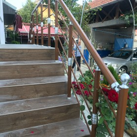 Алюминиевые перила на крыльцо круглый профиль эксклюзивный цвет с прутиками