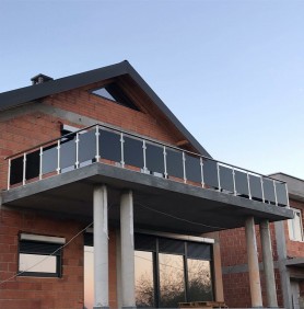 Поруччя для балкона з алюмінію з круглим профілем колір срібло зі склом