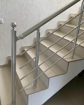 ПЕРИЛА ДЛЯ СХОДІВ З АЛЮМІНІЮ З КРУГЛИМ ПРОФІЛЕМ КОЛІР СРІБЛО З ПРУТИКАМИ