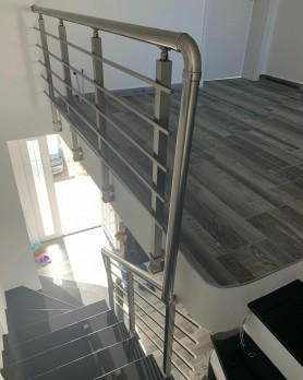 ПЕРИЛА ДЛЯ СХОДІВ З АЛЮМІНІЮ З КРУГЛИМ ПРОФІЛЕМ І КВАДРАТНОЮ СТІЙКОЮ КОЛІР ШАМПАНЬ З ПРУТИКАМИ