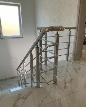 ПЕРИЛА ДЛЯ СХОДІВ З АЛЮМІНІЮ З КРУГЛИМ ПРОФІЛЕМ І КВАДРАТНОЮ СТІЙКОЮ КОЛІР ШАМПАНЬ З ПРУТИКАМИ