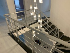 ПЕРИЛА ДЛЯ СХОДІВ З АЛЮМІНІЮ З КРУГЛИМ ПРОФІЛЕМ І КВАДАРАТНИМИ СТІЙКАМИ КОЛІР СРІБЛО З ПРУТИКАМИ