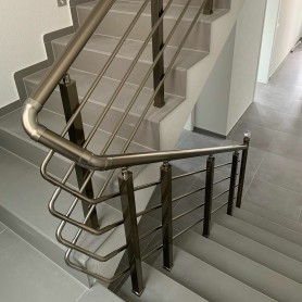 ПЕРИЛА ДЛЯ СХОІВ З АЛЮМІНІЮ З КРУГЛИМ ПРОФІЛЕМ І КВАДАРТНОЮ СТІЙКОЮ КОЛІР ШАМПАНЬ З ПРУТИКАМИ